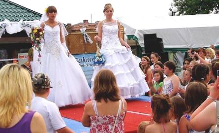 Pokaz sukni ślubnych był głównym wydarzeniem imprezy plenerowej w Skalbmierzu. W roli modelek wystąpiły uczennice Centrum Edukacji Ustawicznej.