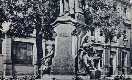 Pomnik Loewego z bliska.