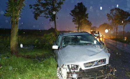 Wypadek na DK 66. Volvo uderzyło w drzewa. Ranna kobieta w szpitalu