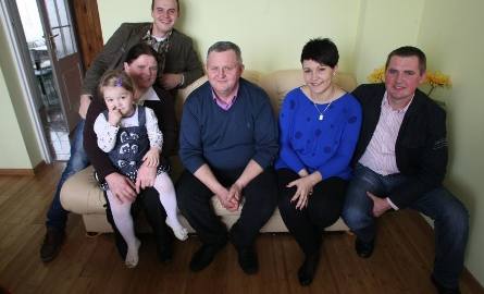 Rodzina państwa Mazurów: od lewej syn Arkadiusz, pani Mariola z wnuczką Julią, pan Wiesław oraz małżonkowie Iwona i Rafał.