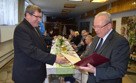 Po 20 latach gminą przestaje rządzić Zdzisław Kuczma (z lewej). Na zdjęciu z dyrektorem żnińskiego szpitala Romanem Pawłowskim.
