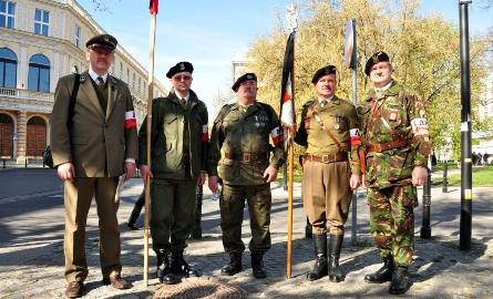 Członkowie Światowego Związku Żołnierzy Armii Krajowej z Wąchocka, Starachowic przyjechali do Warszawy, aby oddać hołd nie tylko prezydenckiej parze,