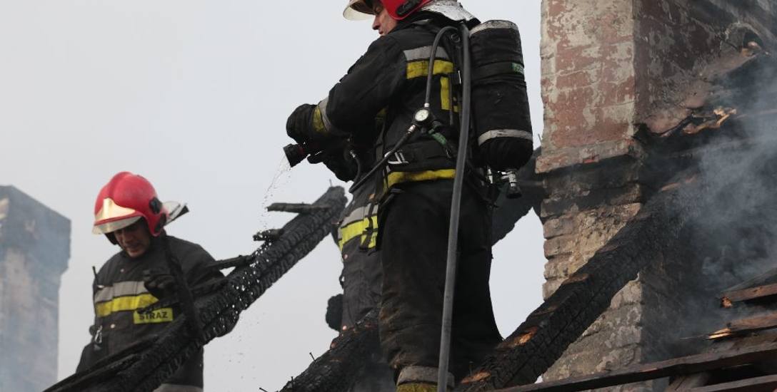 Pożar domu w Zielonej Górze Kiełpinie gasiło kilka jednostek straży pożarnej. Ogień udało opanować.