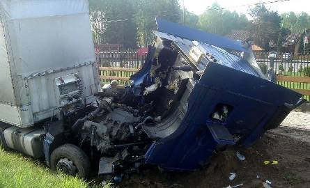 Kabina ciężarówki została wyrwana z zaczepów i wbiła się w ziemię (zdjęcia)