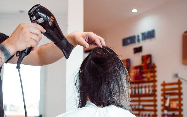 Najgorsze fryzury dla kobiet po 60. roku życia – zdjęcia, inspiracje. Oto lista postarzających fryzur [26.02.2024]
