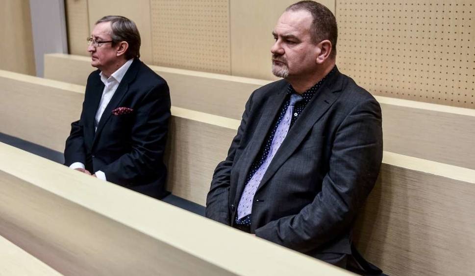 20 grudnia, Sąd Okręgowy w Poznaniu. Józef Pinior i Jarosław Wardęga wysłuchują postanowienia sądu, który ich nie aresztuje, ale kwestionuje linię o