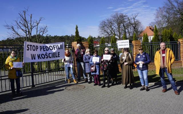 Poznań: Towarzystwo Chrystusowe chce odzyskać milion złotych od ofiary księdza - pedofila