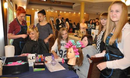 Uczennice Zespołu Szkół Ponadgimnazjalnych nr 2 w Końskich prezentowały umiejętności fryzjerskie i kosmetyczne.