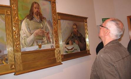 Malarz Witold Kowalski z upodobaniem oglądał tryptyk Jacka Malczewskiego :”Chrystus w Emaus”, w którym artysta nadaje Chrystusowi rysy własnej twarz