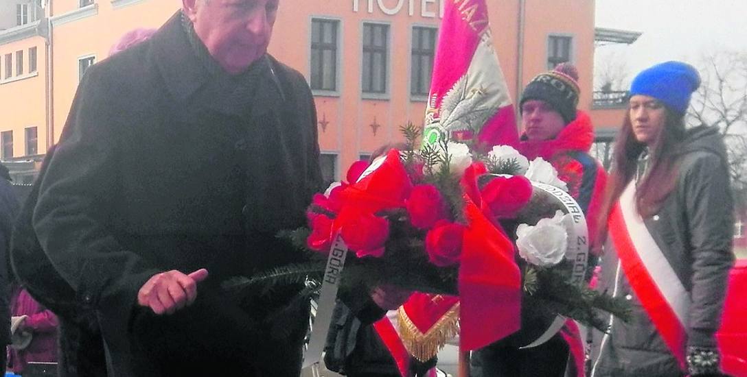 Kwiaty przy pomniku Matki Sybiraczki składa Wacław Mandryk, przedstawiciel Sybiraków