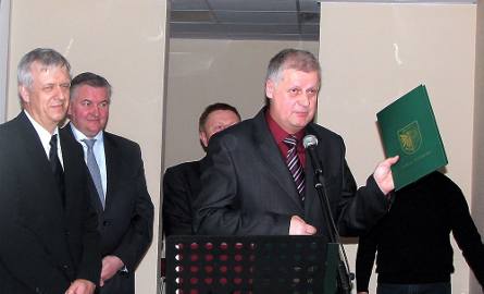 Wczoraj prezes Leszek Pluciński (z lewej) dostał ze starostwa piękny prezent - wicestarosta Wiktor Metkowski wręczył mu pozwolenie na użytkowanie obiektu.