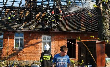 Ogień w budynku dawnej szkoły w Dworzysku, niedaleko Świecia