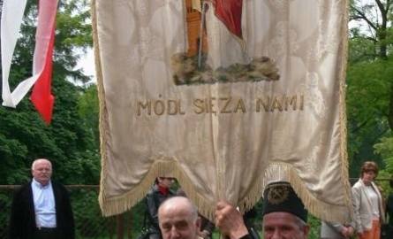 Ostatni suchedniowski górnik, Zdzisław Mameła, niósł sztandar z wizerunkiem świętej Barbary.