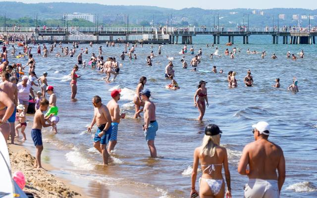 Jaka jest teraz temperatura wody w Bałtyku? Sprawdzamy, gdzie w lipcu 2024 są najcieplejsze kąpieliska w Polsce