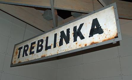 Tablica z nazwą stacji kolejowej na wystawie w Jad Waszem