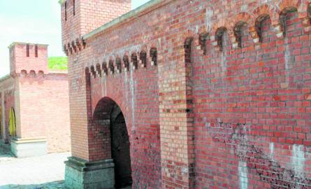 Na murach wciąż widać ślady walk z 1945 r. Cegły po prawej stronie zdjęcia podziurawione są pociskami, albo odłamkami.