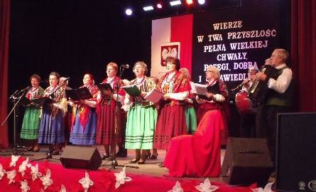 Panie z Koła Gospodyń Wiejskich Chełmowianki zaśpiewały najpopularniejsze pieśni Wojenko, wojenko, Ułani, ułani.