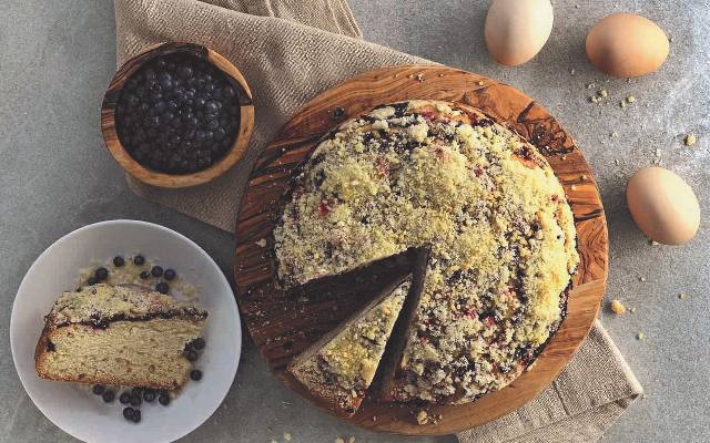 Ciasto drożdżowe z owocami i kruszonką. To prawdziwy smak dzieciństwa u babci