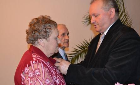 Medale i gratulacje wręczał parom między innymi burmistrz Iłży Andrzej Moskwa.