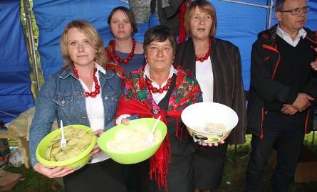 "Modrzewianki” z Nowej Słupi przygotowały pierogi  ruskie z tajemniczym sosem oraz z kapustą i grzybami leśnymi.
