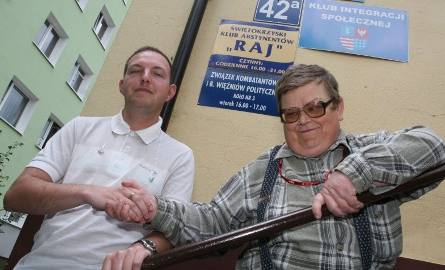 Leszek ze skarbnikiem Jakubem Grzegorzewskim przed Świętokrzyskim Klubem Abstynenta, w którym pracuje.
