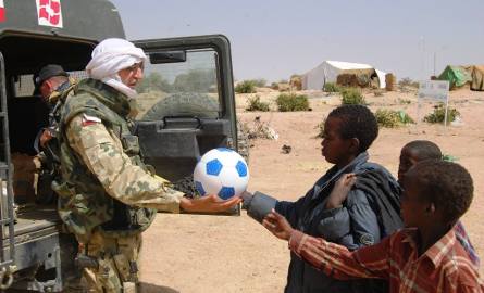 Piłka otrzymana w prezencie to często jedyna normalna zabawka małych uchodźców.