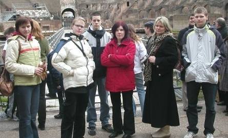W ruinach rzymskiego Colosseum