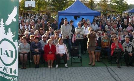 Publiczność zgromadzona na koncercie Alicji Majewskiej i Włodzimierza Korcza we Włoszczowie.