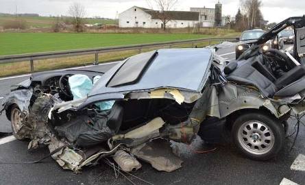 Czołowe zderzenie w Dobrzejewicach. Nie żyje 20-letni kierowca BMW [ZDJĘCIA]