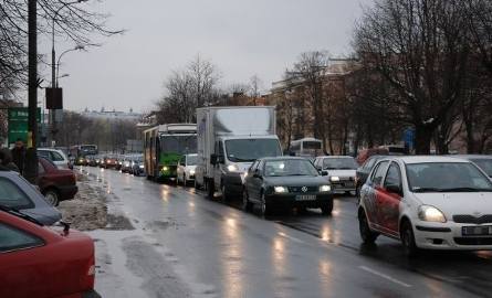 Ulica Warszawska całkowicie zablokowana po wypadku.