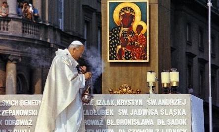 Adam Bujak fotografował papieża od początku jego pontyfikatu. Na tym zdjęciu utrwalił Ojca św. podczas mszy na placu Zwycięstwa w Warszawie.