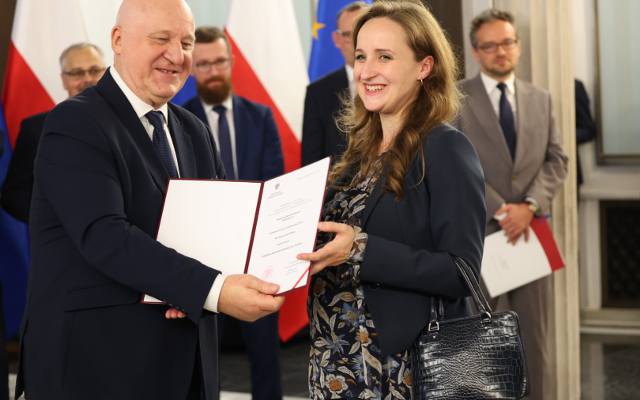 Karina Bosak odebrała nominację na Sejm. Nowa posłanka wybrała elegancką prostotę i skutecznie zamaskowała ciążowy brzuszek