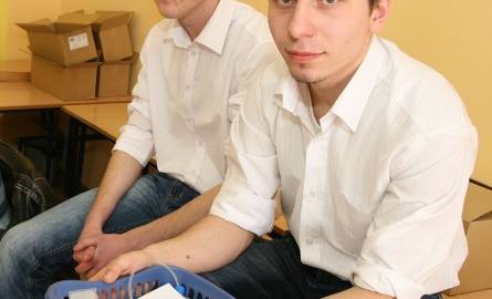 Na oddanie krwi oczekują Mateusz Szymkiewicz i Adrian Szambelan.