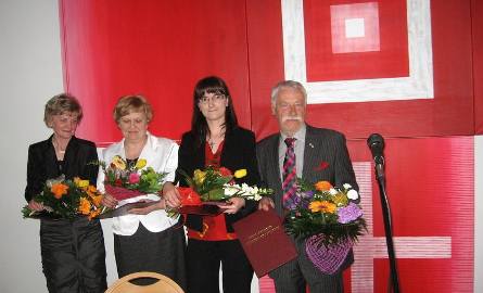 Medale Zarządu Głównego Stowarzyszenia Bibliotekarzy Polskich otrzymały: od lewej: Wiesława Warchoł, Teresa Niewczas, Ilona Michalska - Masiarz i Czesław