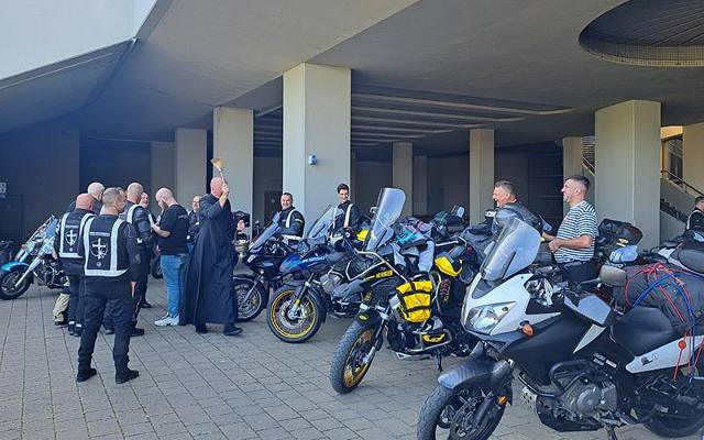 Motocykliści pielgrzymują z Krakowa do Rumunii. Mają do pokonania 3 tys. km. Zatrzymują się na parkingach by razem się modlić