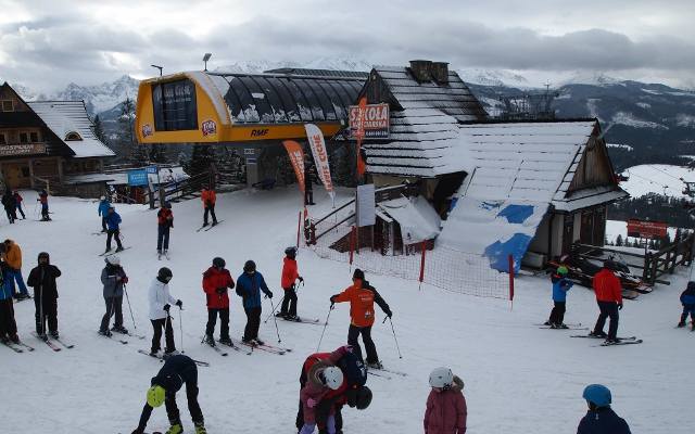 Ferie 2024. Stacja w Małem Cichem pełna narciarzy. Korzystają ze śniegu i z pięknych widoków na ośnieżone Tatry