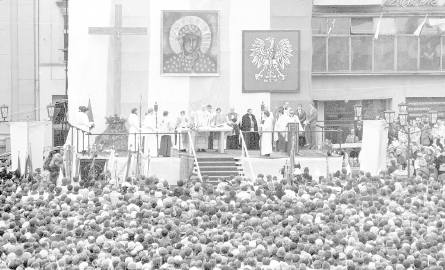 Maj 1981 r., Stary Rynek, bp Jan Michalski przewodniczy mszy z okazji rocznicy uchwalenia Konstytucji 3 Maja. Uczestniczyło w niej kilka tysięcy osób,