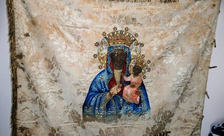 Na beżowym tle lewej strony sztandaru jest wizerunek Matki Boskiej Częstochowskiej. Poniżej umieszczono napis "Pod Twoją obronę".