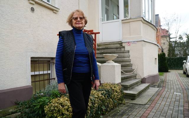 Kobieta upadła na schodach kamienicy przy ul. Grodziskiej w Poznaniu. Właścicielka nieruchomości: „Nie miała prawa z nich korzystać”