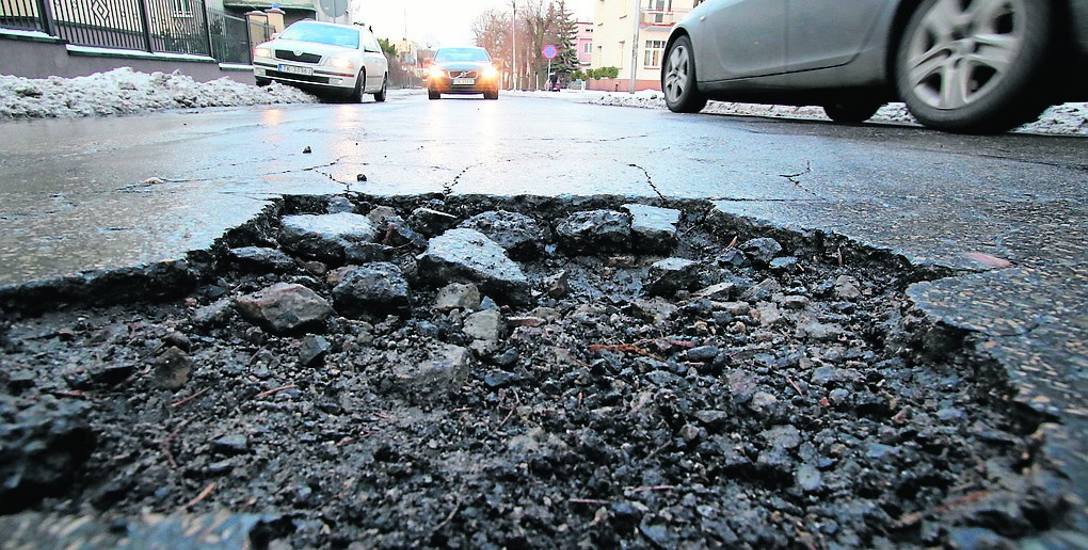 Zamiast łatać dziury (jak ta przy ulicy Winnickiej w Kielcach), lepiej wymienić zewnętrzną warstwę asfaltu – twierdzi kielecki profesor. Drogowcy przyznają,