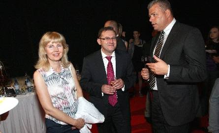 Szef marketingu Polskich Składów Budowlanych Mirosław Lubarski z żoną i Bertus Servaas