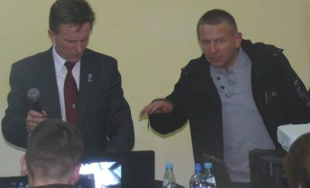 Na samym początku spotkania kontrolę nad jego przebiegiem chciał przejąć główny przeciwnik elektrowni w tej okolicy Jarosław Chmielawski (z prawej).