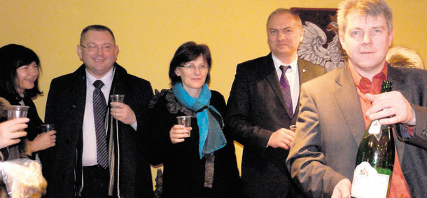 Leszek Trębski z żoną Małgorzatą świętują wygraną podczas wyborów w 2010 roku
