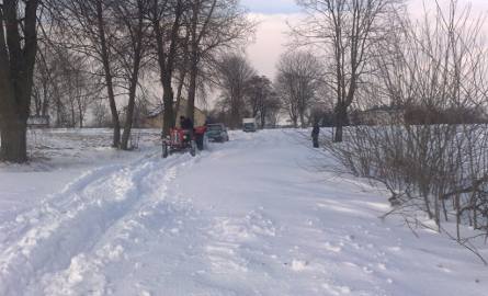 Zima w Radomskiem: W miastach źle, na prowincji jeszcze gorzej! Samochody utknęły na dobre w zaspach śniegu (zdjęcia)