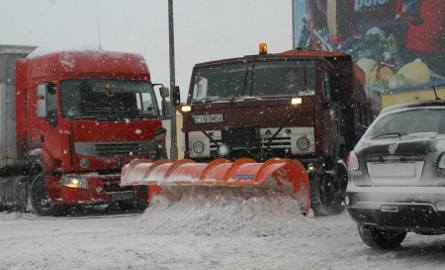 Zima zaatakowała Inowrocław. Na głównych ulicach długie korki i śniegu 