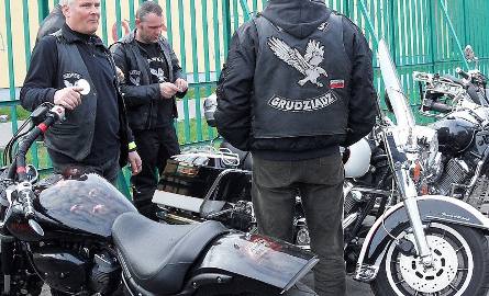 Członkowie KM Hawks mają nie tylko eleganckie motocykle, ale też ubiory, na przykład takie kurtki