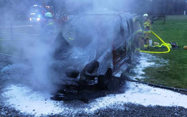 Pożar samochodu osobowego z instalacją LPG w Łąkcie Dolnej, z ogniem walczyło 18 strażaków
