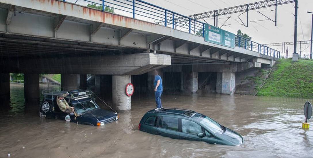 Mariusz Dzięsław ofiarnie pomagał we wtorek kierowcom, których samochody utknęły w rozlewiskach powstałych na ulicach po gwałtownej ulewie.