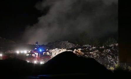 Nocny pożar śmietniska w Fałkowie. Trudna akcja strażaków