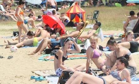 W letnie upalne dni, plaża w Borkowie wypełnia się spragnionymi słońca i kąpieli turystami.